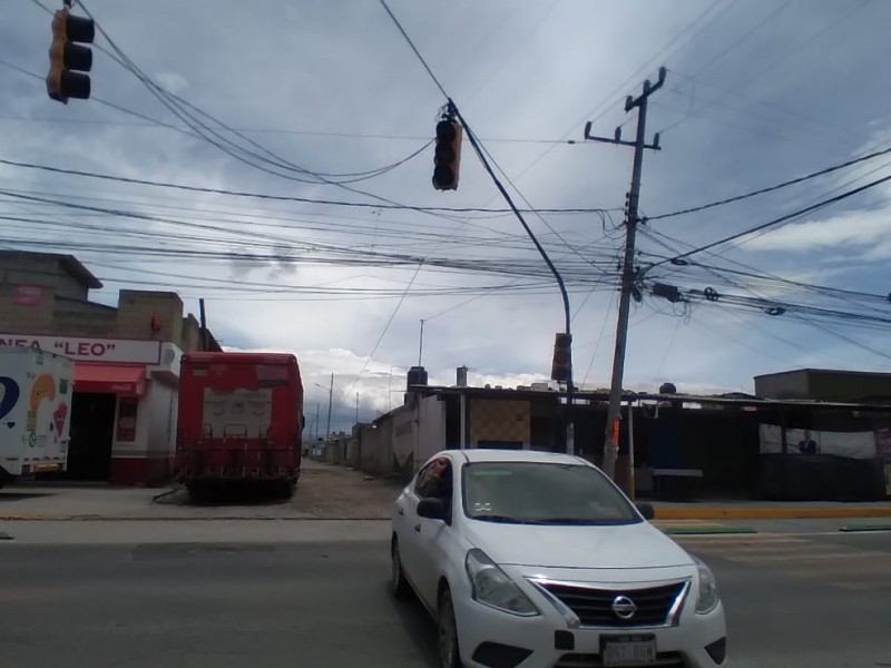 Semáforos inservibles en Metepec