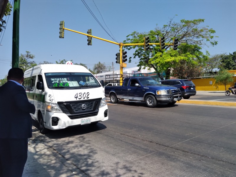 Semáforos instalados en pleno libramiento congestionan vialidad