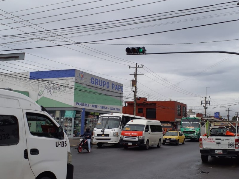 Semáforos sin funcionar son atendidos al sur de Puebla