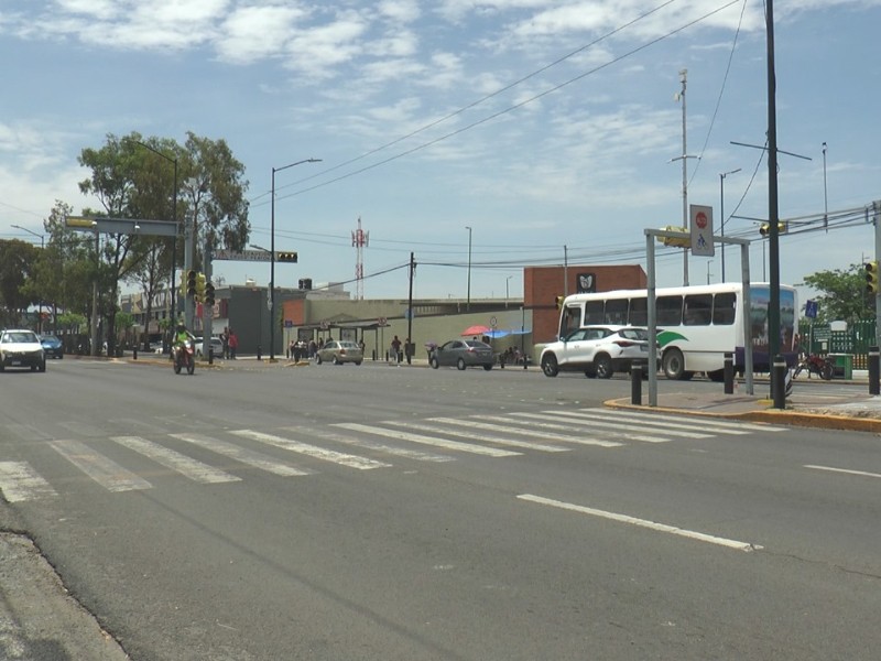 Semáforos sin luz ocasionan caos vial en boulevard