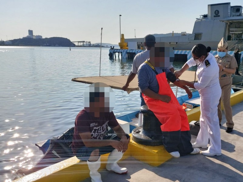 SEMAR rescata a tres pescadores en Guaymas