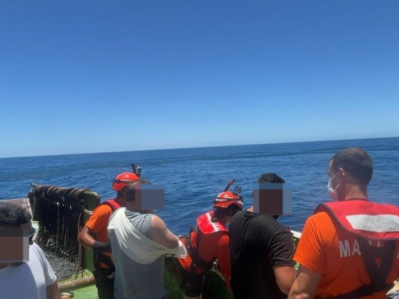 SeMar saca en helicóptero a pescador intoxicado de barco sardinero