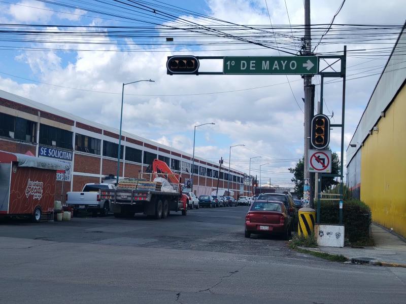 Semáforos fallan en Primero de Mayo, Robert Fulton e Independencia en Toluca