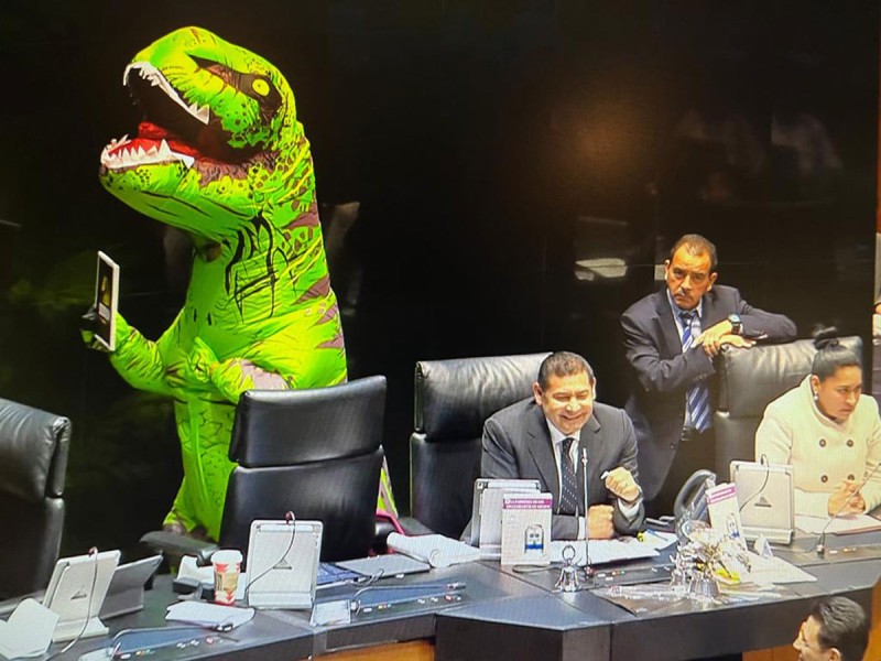 Video: Senadora se disfraza de dinosaurio y toma la tribuna