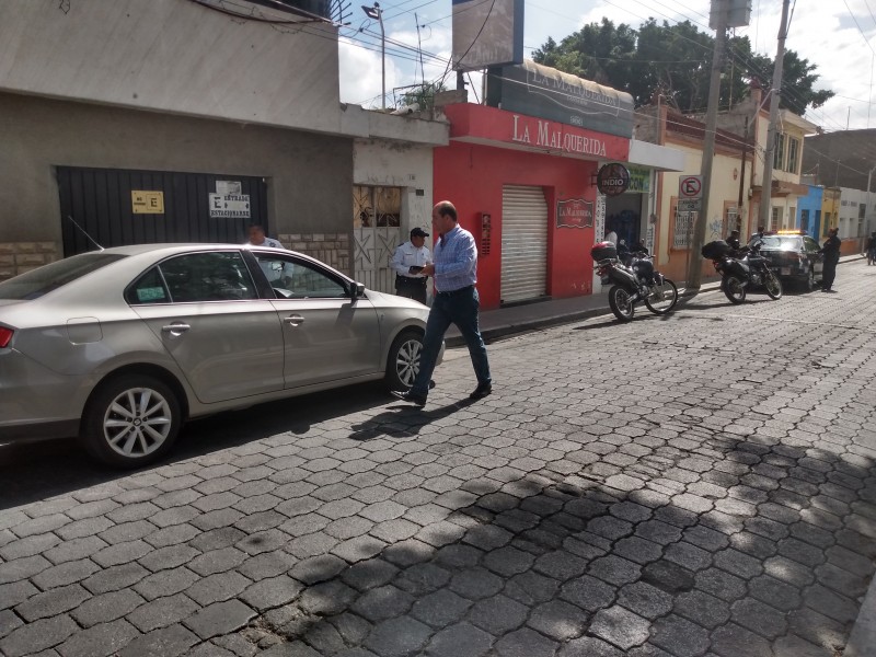 Señalan a diputado por prepotente en accidente vial