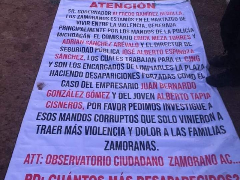 Señalan a mandos policíacos en lonas colocadas en Zamora