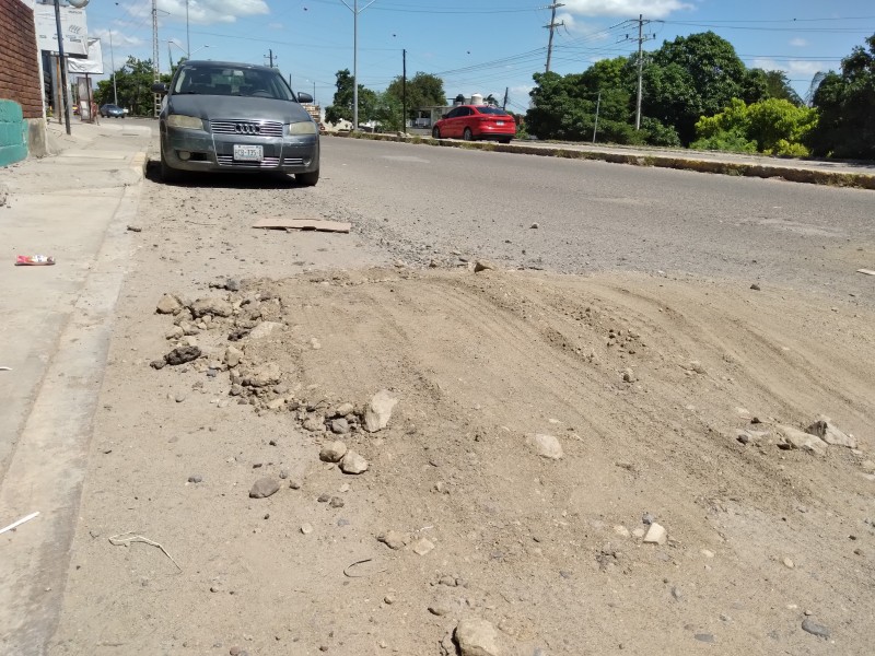 Señalan abandono de trabajos de bacheo e irregularidades administrativas