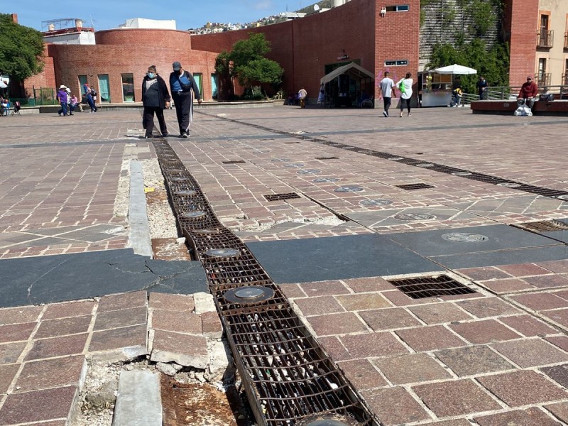 Señalan daños estructurales en la Plaza Bicentenario