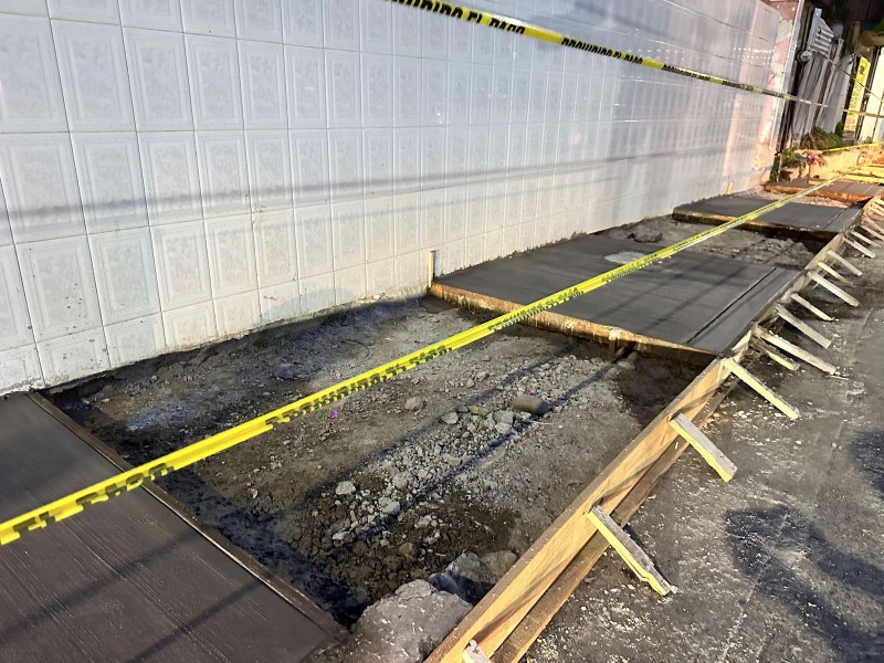 Señalan deficiencias de banquetas en construcción