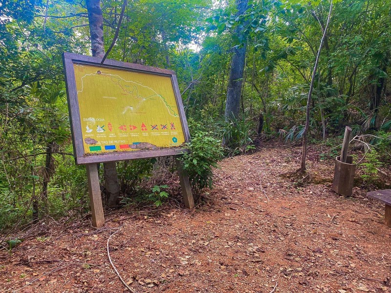 Señaletica y paradores del Mirador Ixtapa en malas condiciones