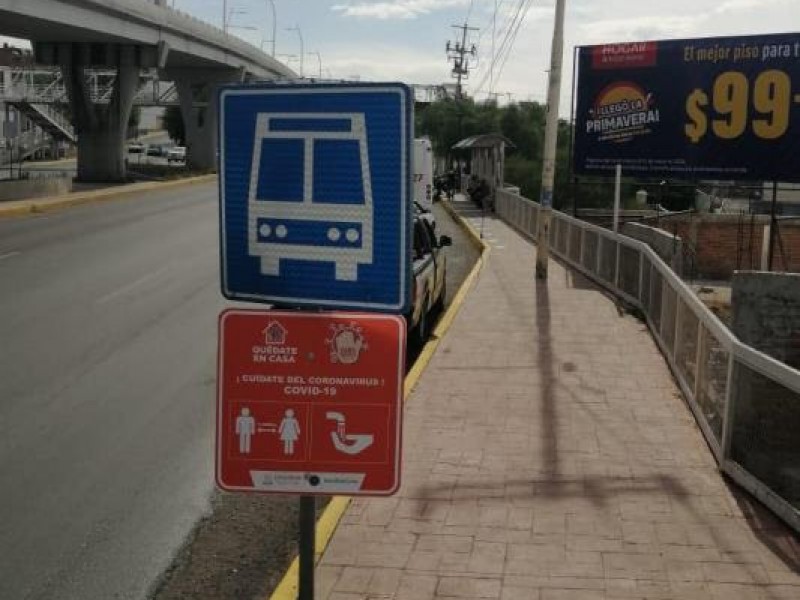 Señalizan sana distancia en transporte público