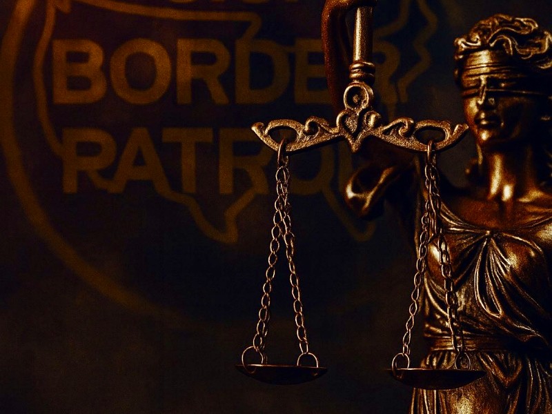 Sentencian a emigrante por agredir a un agente federal