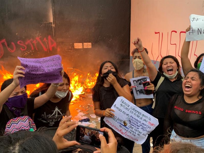 Separan a mando policial de Cancún tras represión a feministas