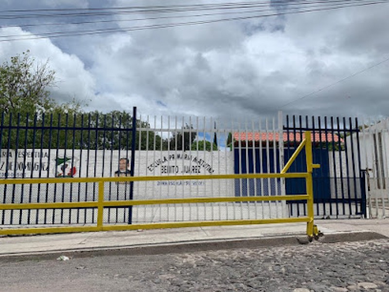 Separan de cargo a directora de primaria 