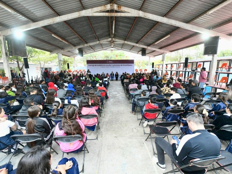 Sepyc entrega moviliario a escuelas primarias