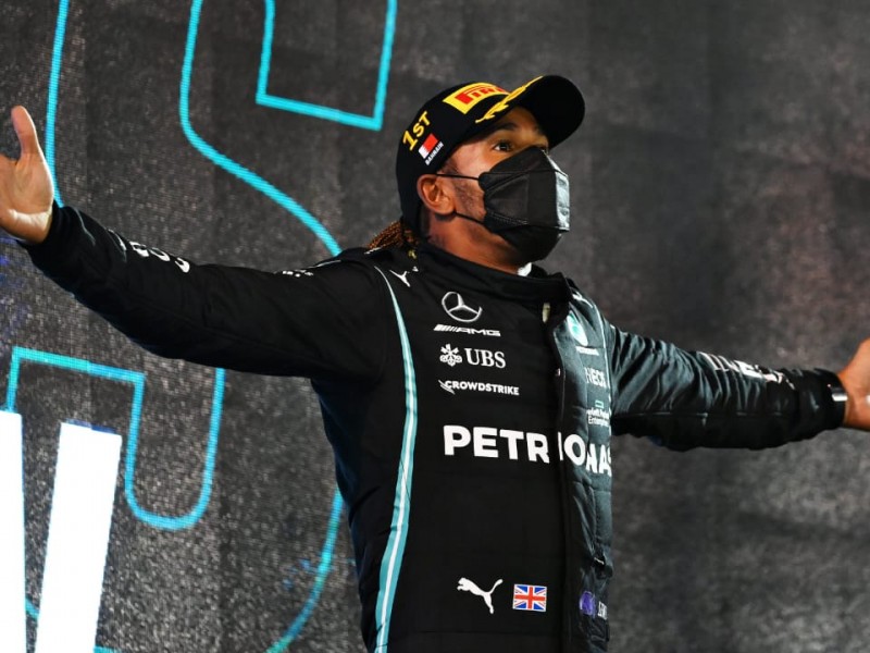 Sergio Pérez remonta y cierra en 5to; Hamilton consigue victoria