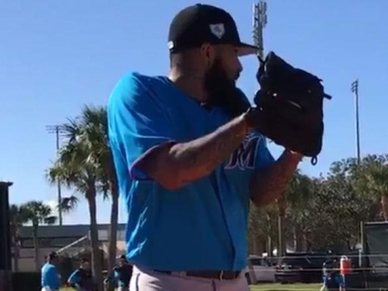 Sergio Romo completa contrato con los Marlins