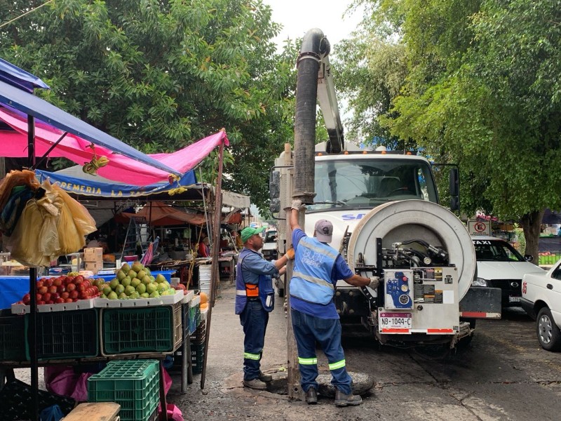 Servicio de Agua Potable y alcantarillado realiza limpieza en Mercado Hidalgo Zamora