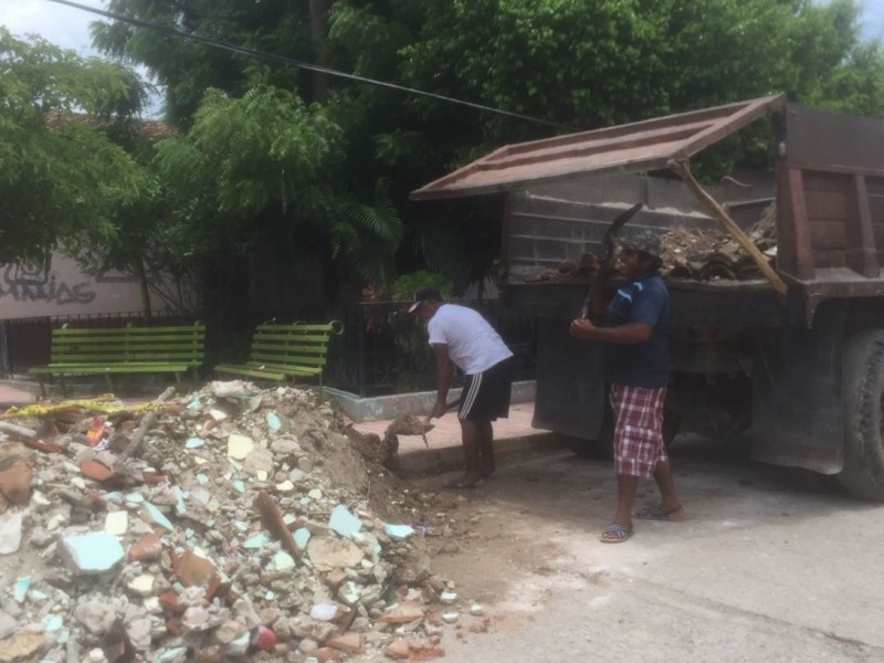 Servicio particular recoge escombros en Tehuantepec