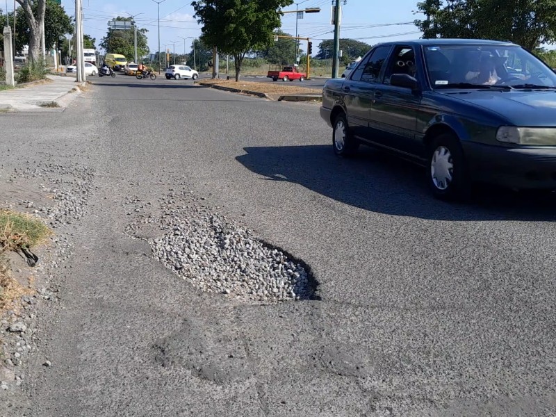 ¡Servicios de calidad! Ayuntamiento de Villa de Álvarez tapa baches con piedras