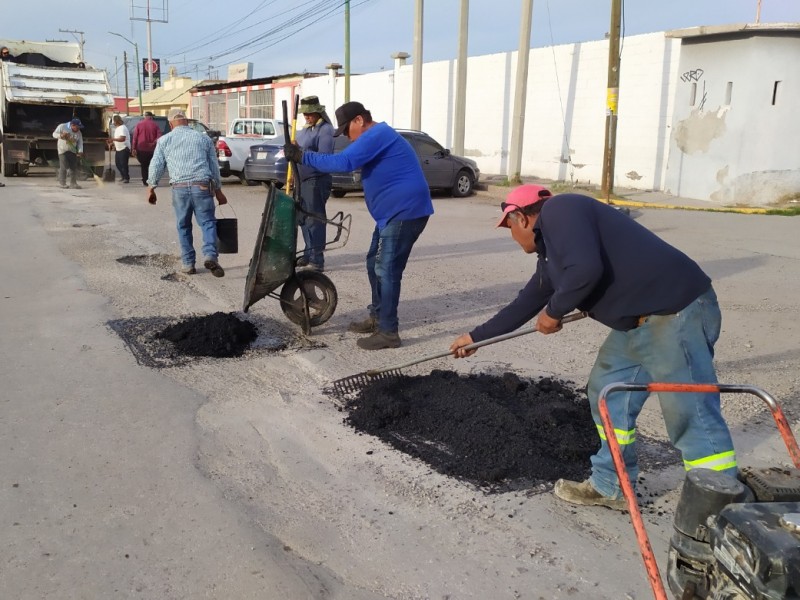 Servicios públicos apoya en trabajos de bacheo en Gómez Palacio