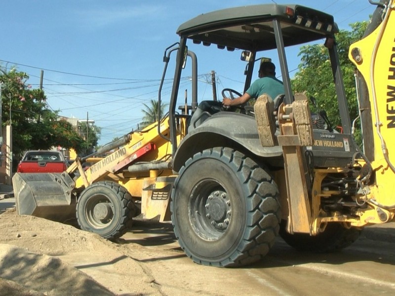 Servicios públicos rehabilita calles por lluvias