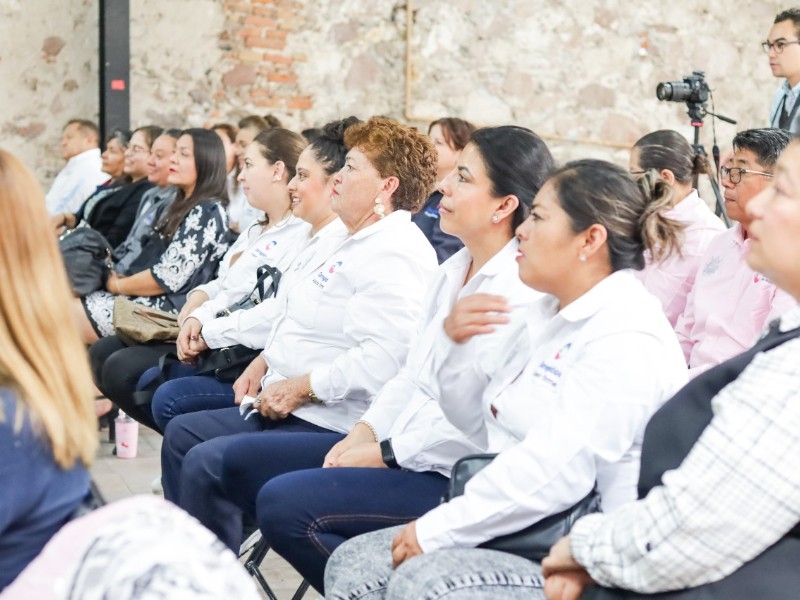 Servidores públicos municipales de Corregidora concluyen taller de Lengua de Señas Mexicana