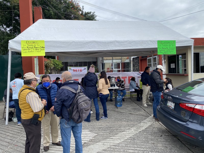 SETE toma oficinas de Dirección Primaria en Xalapa
