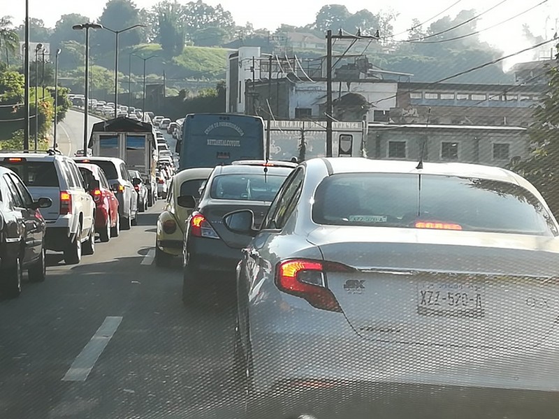 Severo embotellamiento vial en bulevar Xalapa-Coatepec