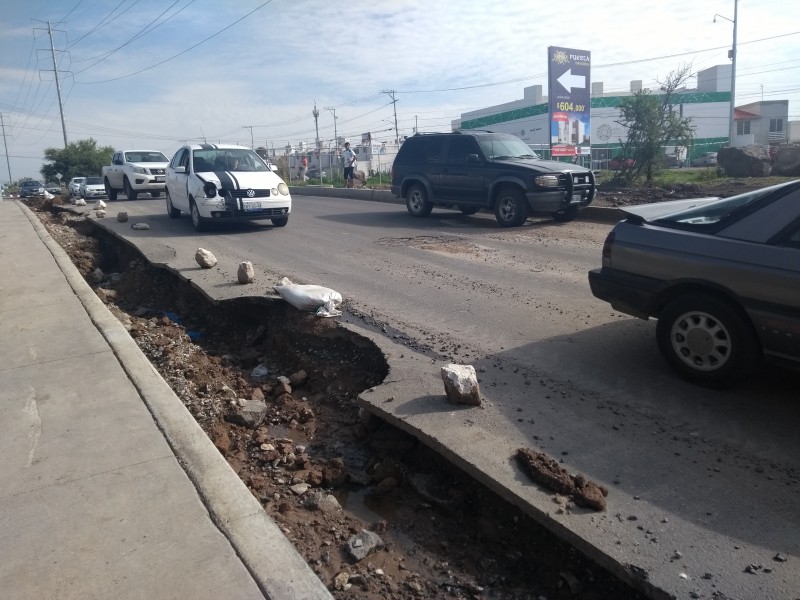 Severos daños en avenida por obra inconclusa