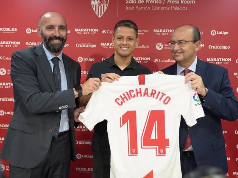 Sevilla oficializa fichaje de Chicharito