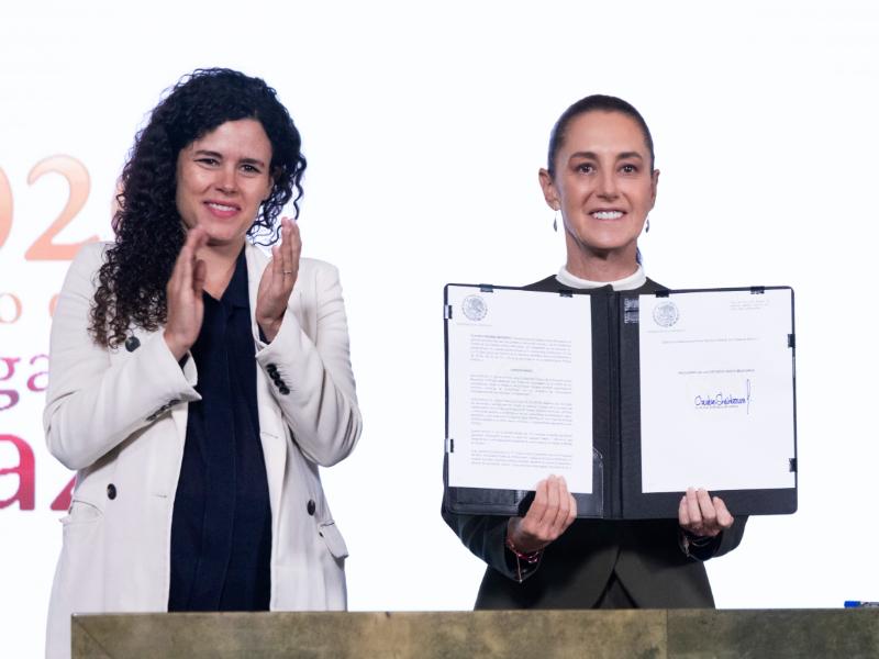 Sheinbaum firma decreto para proteger a menores en plataformas digitales