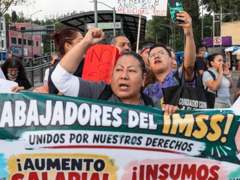 Sheinbaum pide a Zoé Robledo plan para atender demandas del IMSS