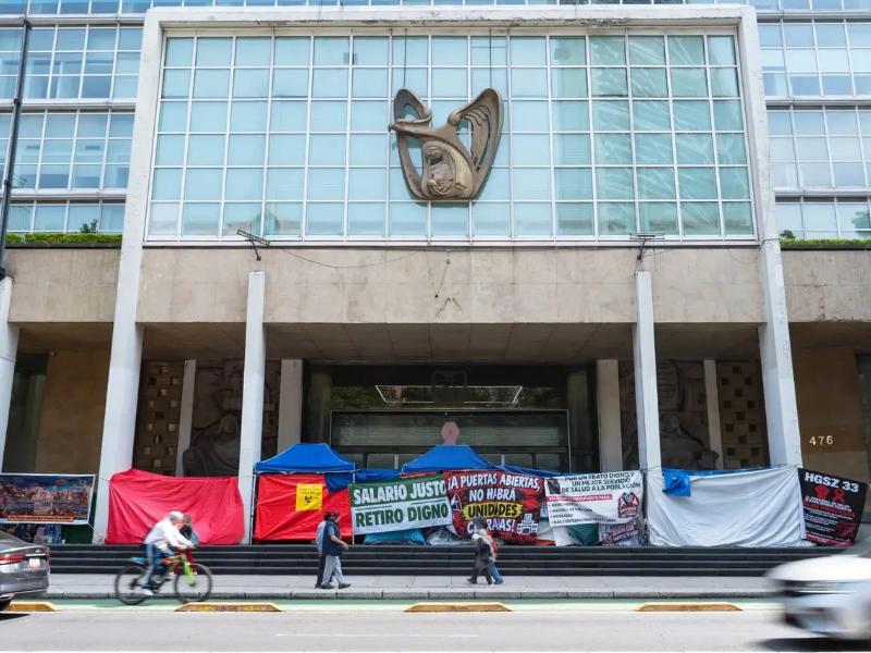 Sheinbaum pide reevaluar aumento salarial tras inconformidad de trabajadores del IMSS