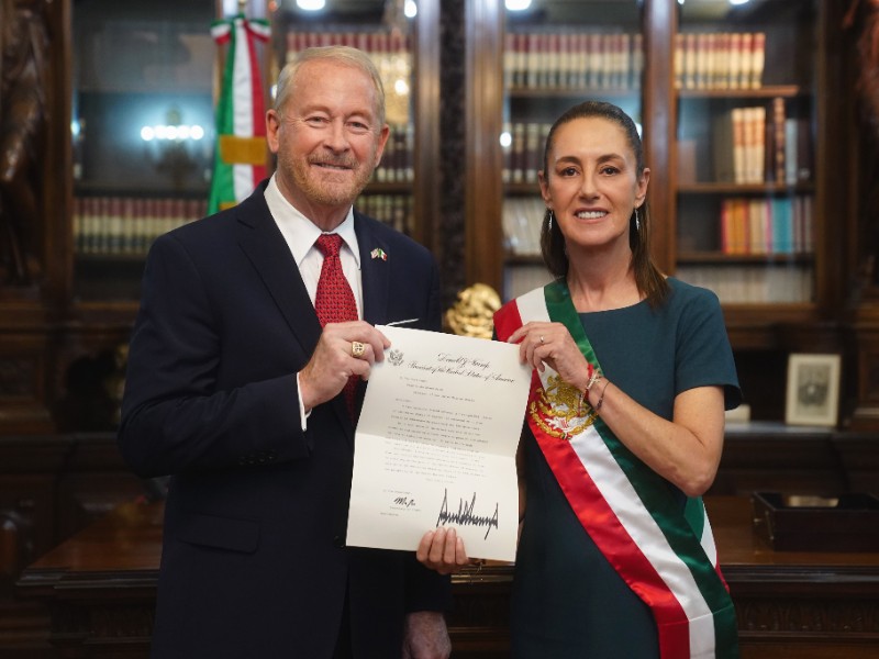 Sheinbaum recibe a cinco nuevos embajadores en Palacio Nacional