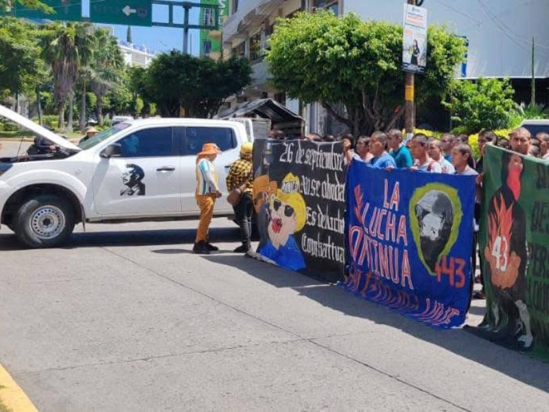Sheinbaum tiene una deuda con los padres de los 43