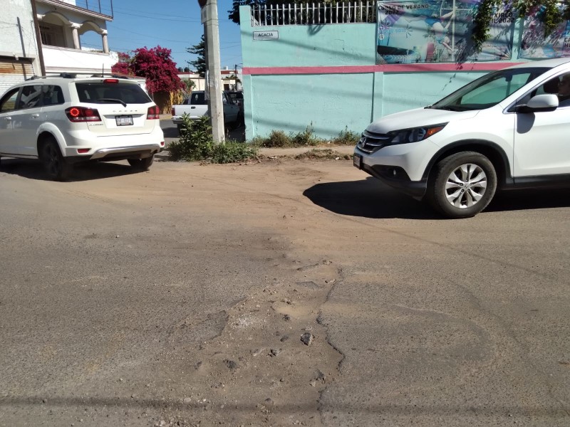 SIAPA deja bache en calle Acacia