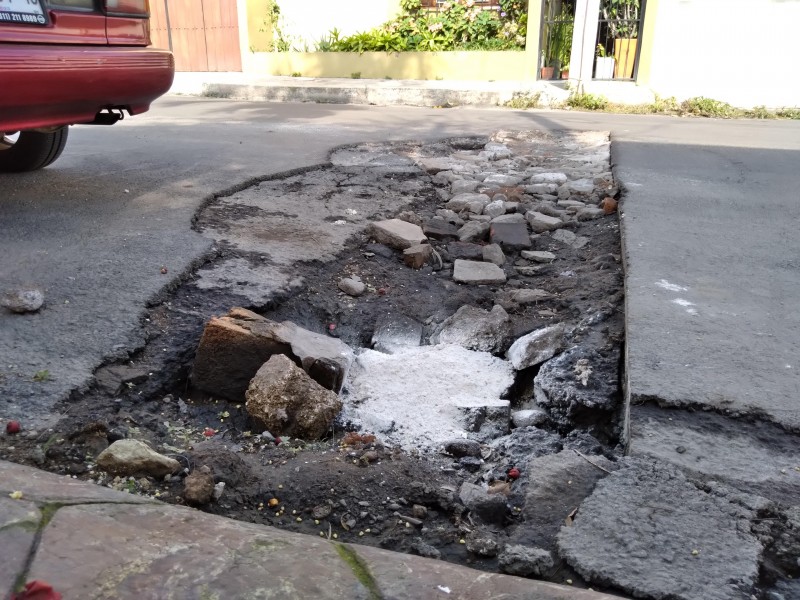 SIAPA deja peligrosa zanja en la colonia H. Casas