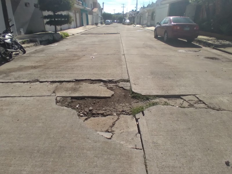 SIAPA afectó la calle Otranto con trabajos inconclusos