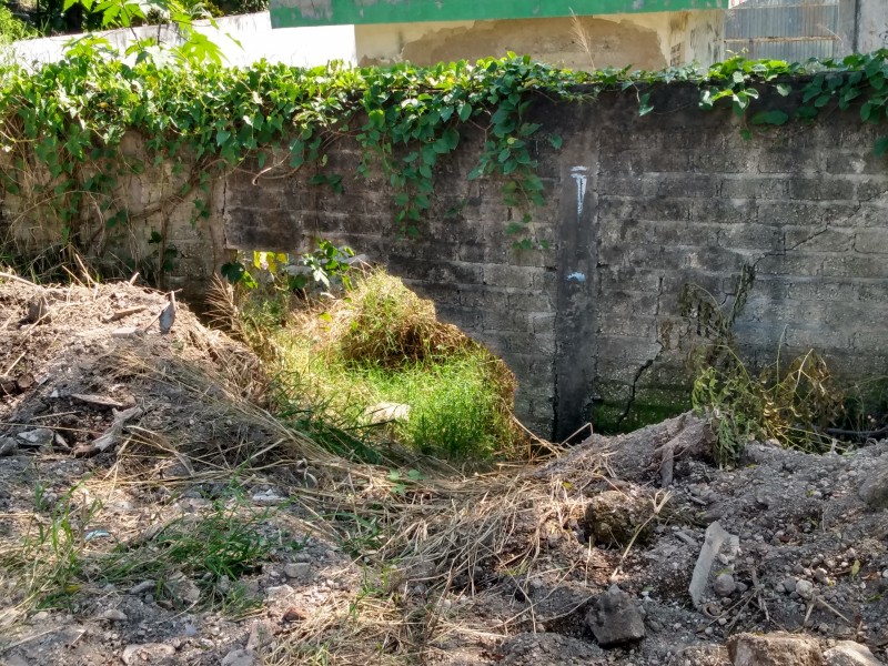 Muro sin reparación en pozo del SIAPA
