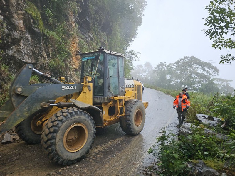 SICT instala puente provisional en Zontecomatlán; 57 localidades siguen incomunicadas
