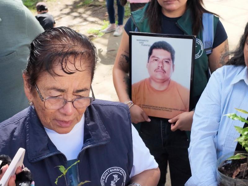 Siembran árboles por desaparecidos y exigen respuestas en Xalapa
