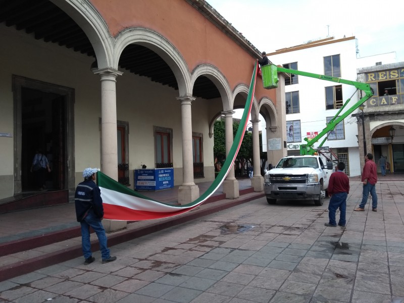 Que siempre sí, colocan adornos patrios en Presidencia