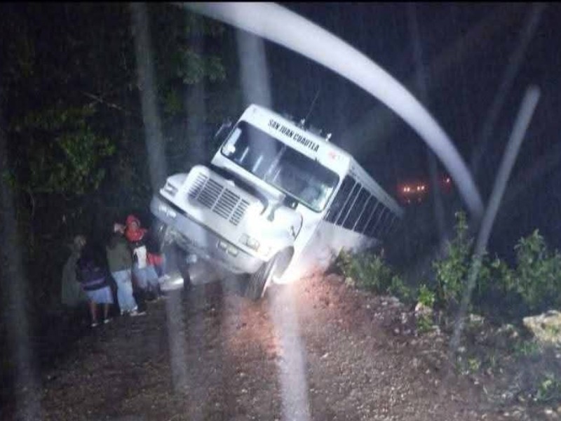 Sierra Negra: Por reblandecimiento de la tierra autobús casi se desbarranca