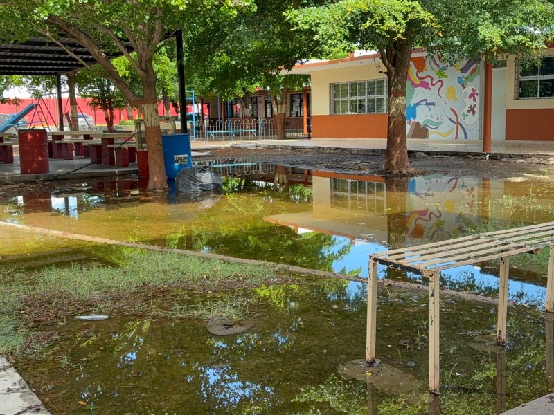 Doce escuelas en Ahome siguen inundadas; clases continúan en línea