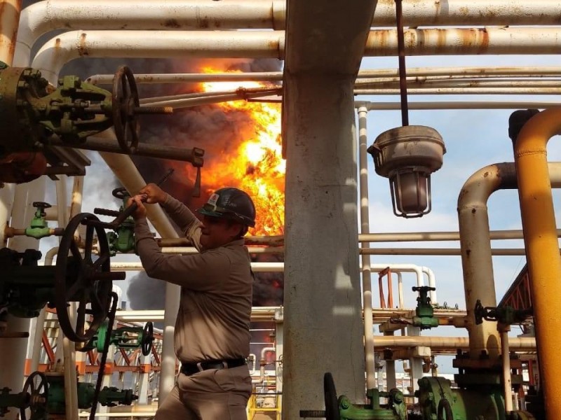 Siete heridos deja saldo de incendio en refinería Lázaro Cárdenas