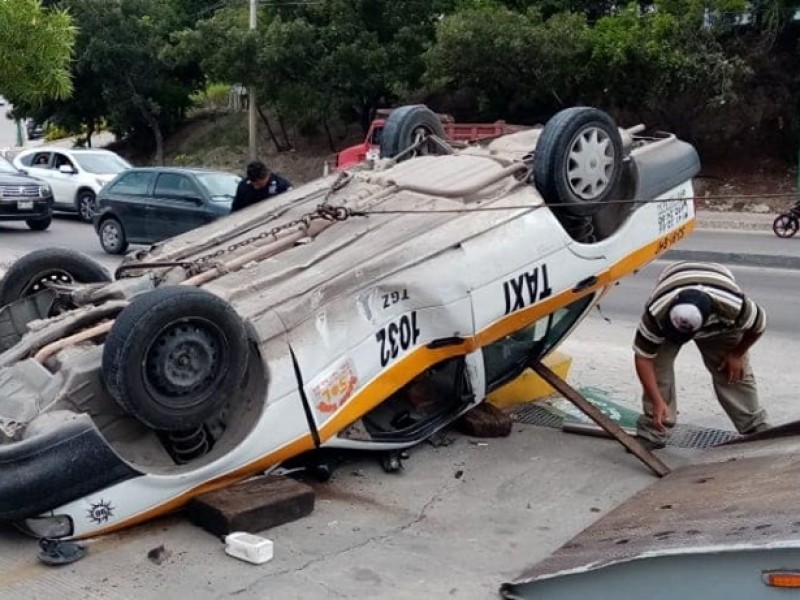 Siete heridos en volcadura de taxi en Tuxtla