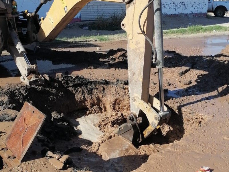 Siete horas sin agua por reparación de tubería en Empalme