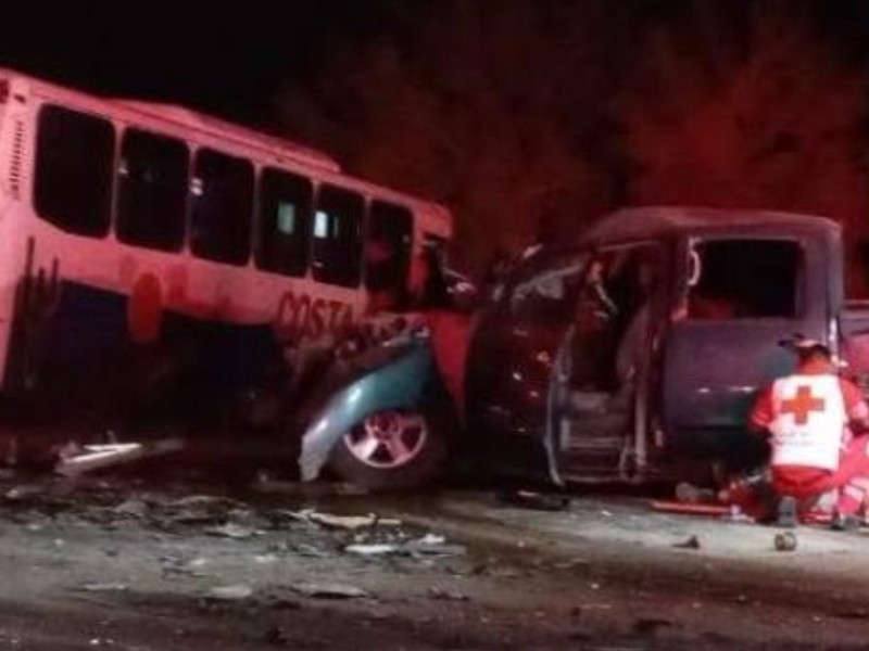 Siete lesionados deja choque de frente de autobús y pick up