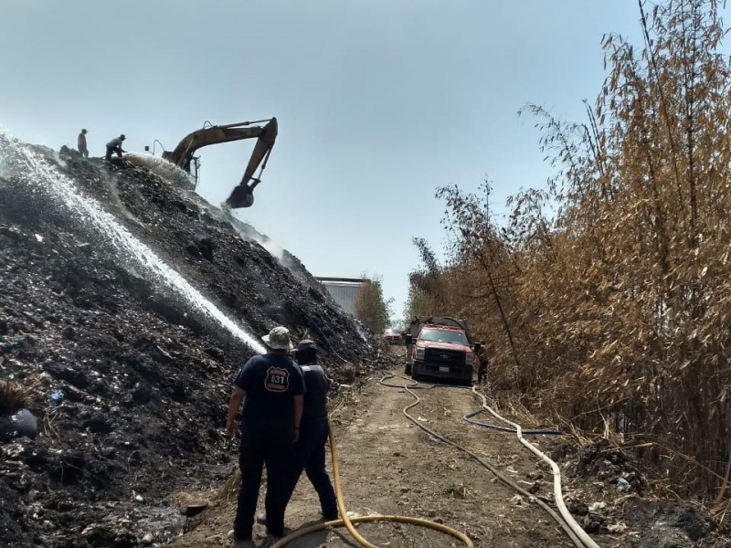 Sigue activo incendio en basurero de Cuitláhuac